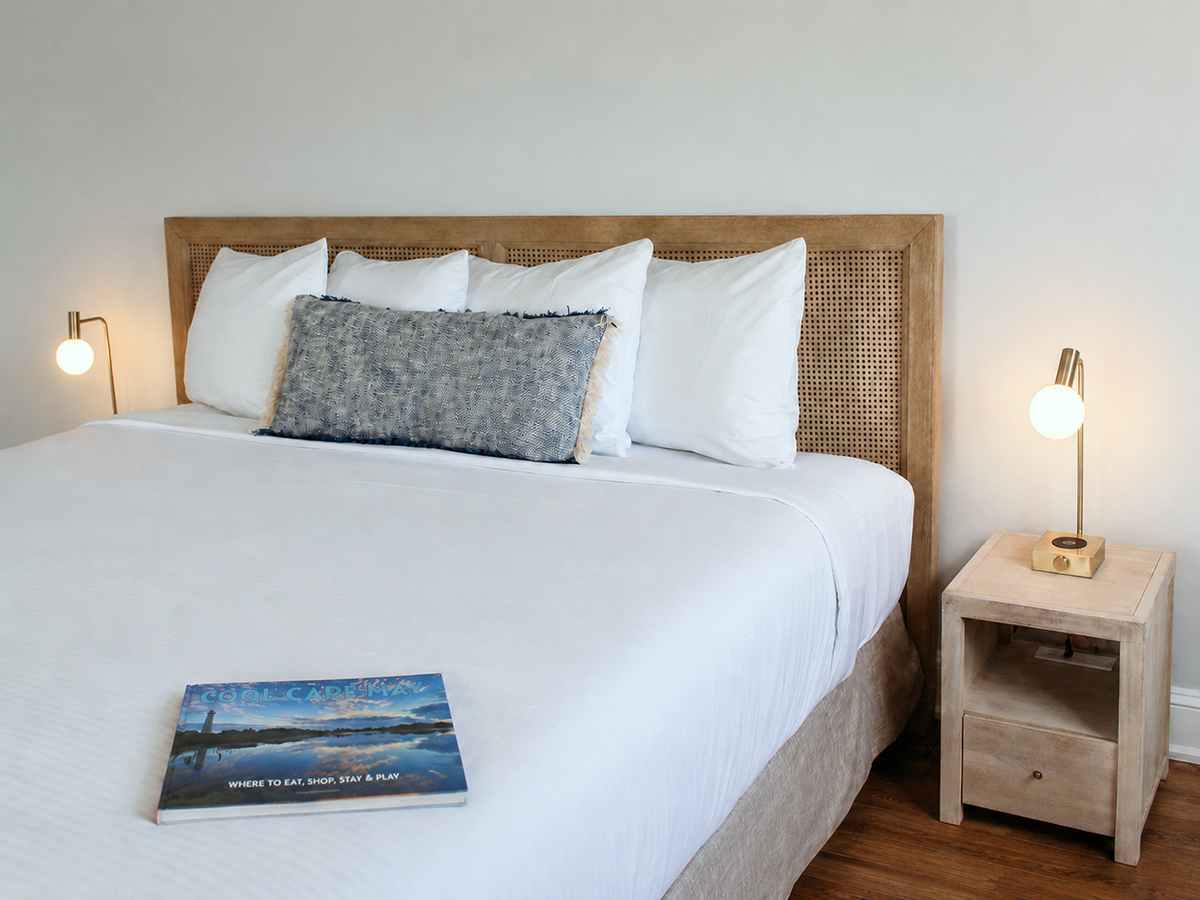 City Suite Family Deluxe: king w/ Day bed + trundle and 2 twins